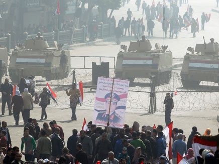 בדרך לגל אלימות נוסף? טנקים בקהיר (צילום: רויטרס)