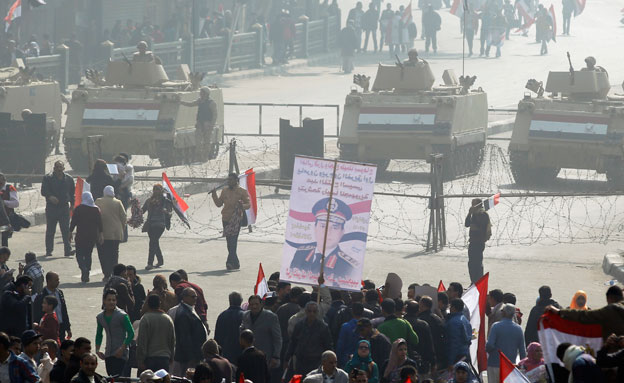 בדרך לגל אלימות נוסף? טנקים בקהיר (צילום: רויטרס)