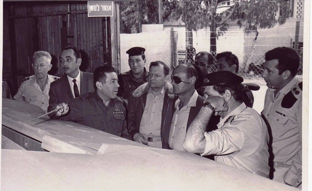 משה דיין מבקר בפרויקט טנק המרכבה בתחילת שנות ה-70 (צילום: ארכיון צה"ל ומערכת הביטחון)