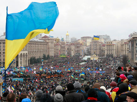 מפגינים באוקראינה (צילום: רויטרס)
