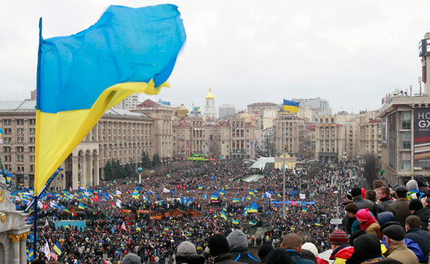 מפגינים באוקראינה (צילום: רויטרס)