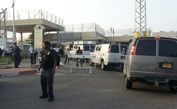 כוחות ביטחון באזור הכלא, היום (צילום: עזרי עמרם, חדשות 2)