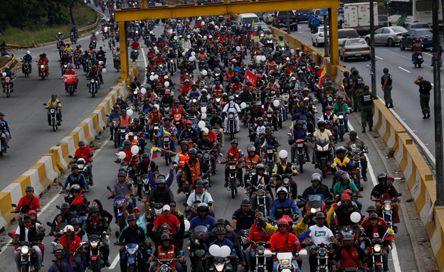 "מפגינים בדרכי שלום", ונצואלה (צילום: AP)