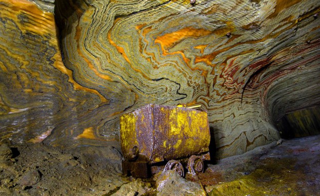 קרדיט, סוריאליסטי, מערת המלח ברוסיה