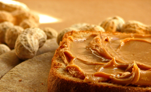 חמאת בוטנים על פרוסת לחם (צילום: istockphoto)