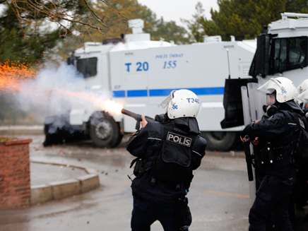 השוטרים ניסו לפזר את ההפגנות (צילום: רויטרס)