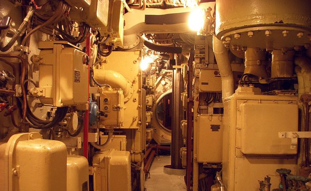 חדרי מנועים בצוללת (צילום: Holger.Ellgaard)