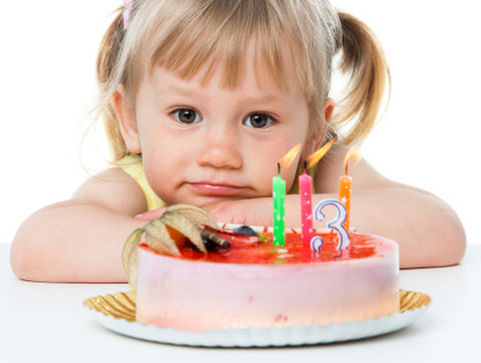 ילדה מול עוגת יום הולדת (צילום: אימג'בנק / Thinkstock)