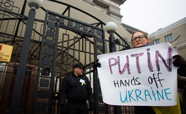 מפגינה נגד פוטין (צילום: רויטרס)