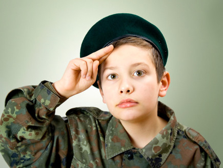ילד מחופש לחייל (צילום: אימג'בנק / Thinkstock)