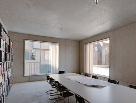 בתי אדריכלים, דייויד צ'יפרפלד, שולחןץ, Simon Menges (צילום: Simon Menges)