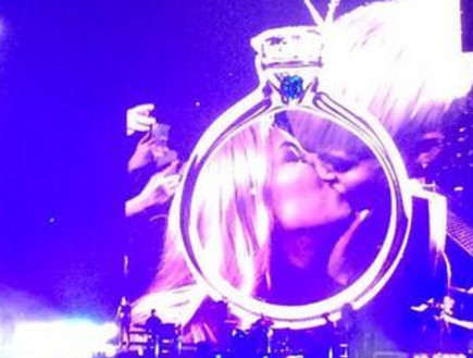 מיילי סיירוס מנשקת מעריצה (צילום: twitter)