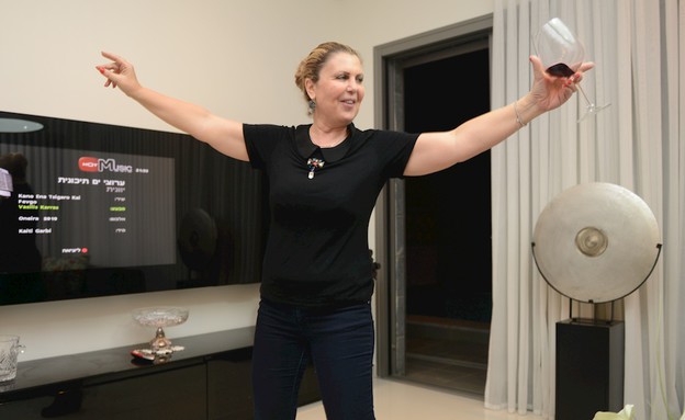 ריקי סוויסה מארחת