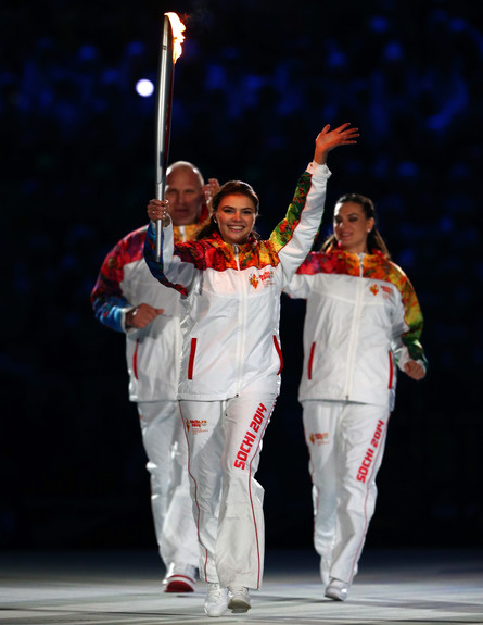  אלינה קבייבה נושאת את הלפיד האולימפי (צילום: Ryan Pierse, GettyImages IL)