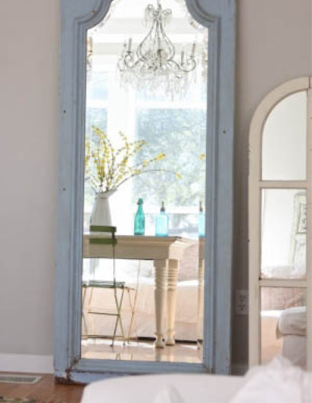 old-door-turned-into-standing-mirrorפטנטים ממוחזרי (צילום: old-door-turned-into-standing-mirror)