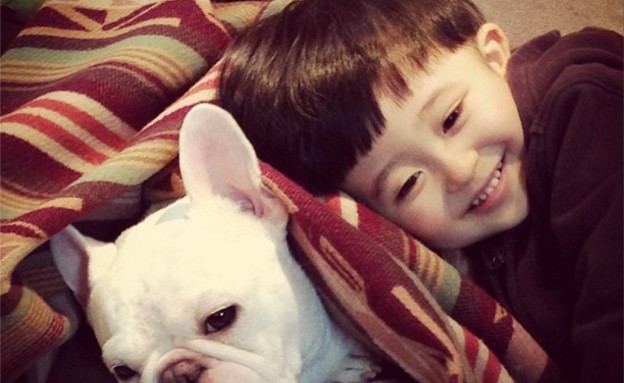 טאסוקו היפני בן ה-3 וכלבו