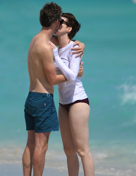 אן הת'אווי והבעל מתנשקים (צילום: Pichichi / Splash News, Splash news)