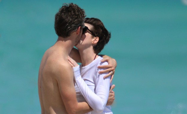 אן הת'אווי והבעל מתנשקים (צילום: Pichichi / Splash News, Splash news)