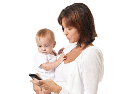 הורים עם סלולרי לא שמים לב לילדים (צילום: thinkstock)