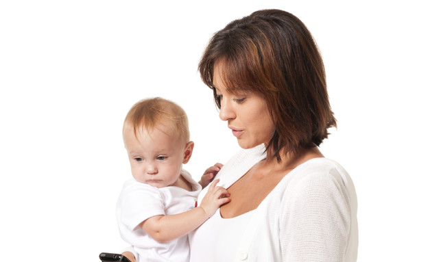 הורים עם סלולרי לא שמים לב לילדים (צילום: thinkstock)