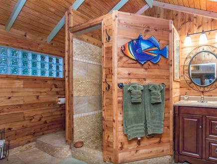 דירת המעונות של ג'ימי הנדריקס, מקלחת (צילום: airbnb)