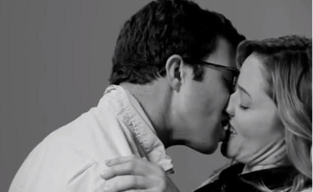 נשיקה ראשונה בין זרים, FIRST KISS (צילום: יוטיוב )