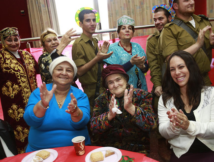 חיילי כפיר חוגגים פורים עם קשישים בירושלים (צילום: הקרן לידידות)