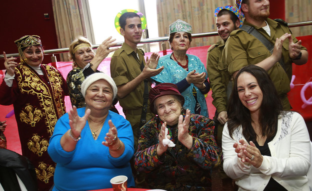 חיילי כפיר חוגגים פורים עם קשישים בירושלים (צילום: הקרן לידידות)