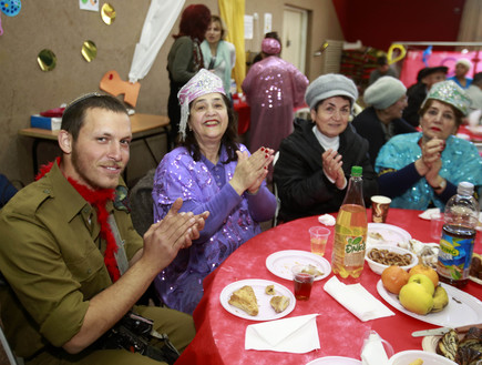 חיילי כפיר חוגגים פורים עם קשישים בירושלים