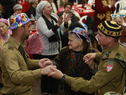 חיילי כפיר חוגגים פורים עם קשישים בירושלים