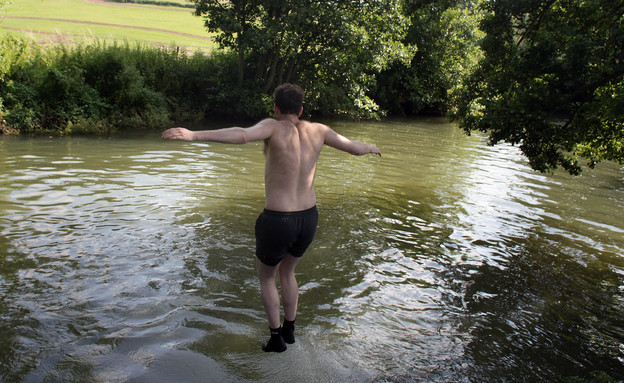 קופץ לנהר (צילום: Matt Cardy, GettyImages IL)