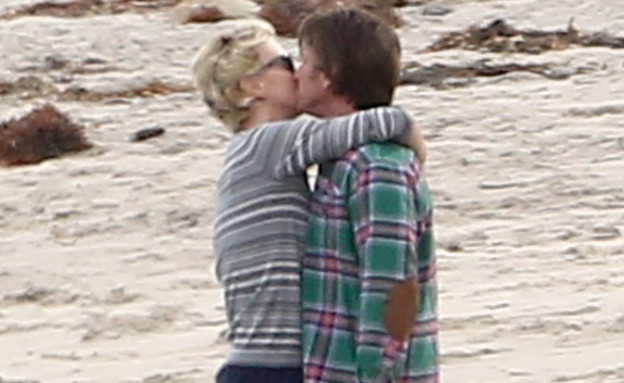 שון פן ושרליז ת'רון מתנשקים (צילום: Splashnews)