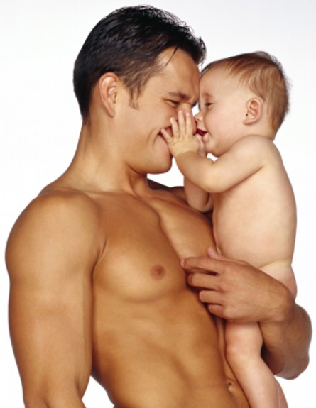 פונדקאות הומו גבר עם תינוק (צילום: Brand X Pictures, GettyImages IL)