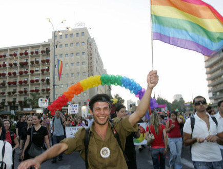 חייל במצעד הגאווה (צילום: אימג'בנק/GettyImages, getty images)