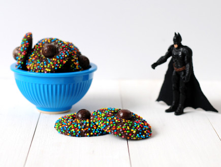 עוגיות שוקולד עם סוכריות צבעוניות (צילום: שרית נובק - מיס פטל, mako אוכל)