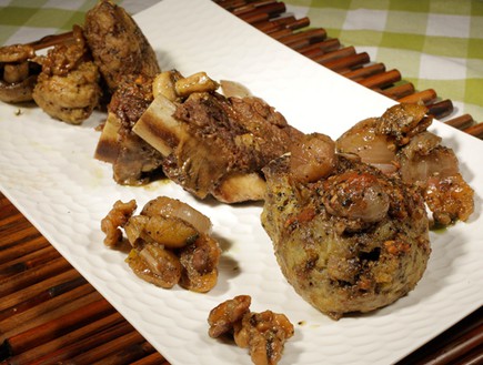 שפונדרה ועצמות מח עם בשר טחון של ריקי סויסה (צילום: דניאל בר און)