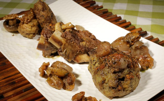 שפונדרה ועצמות מח עם בשר טחון של ריקי סויסה (צילום: דניאל בר און)