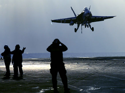 חיילים אמריקאים, מטוס (צילום: AP)