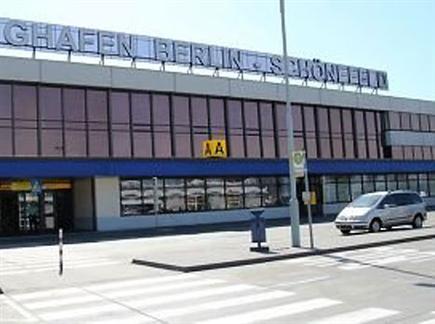שדה התעופה בברלין, עצירה לא נעימה (צילום: ספורט 5)
