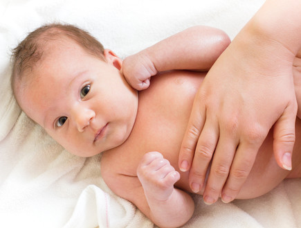 עיסוי בטן לתינוק (צילום: Shutterstock)