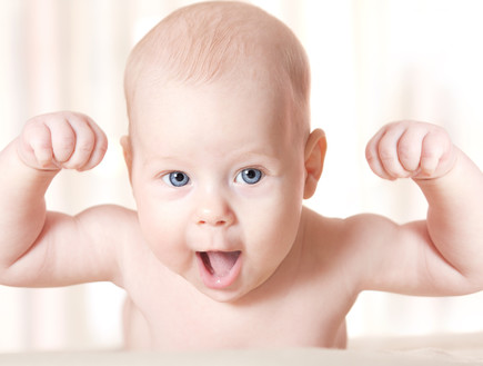 תינוק מניף ידיים - סימילאק (צילום: Shutterstock)