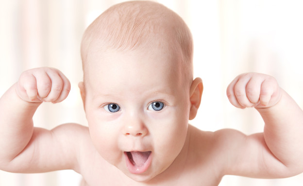 תינוק מניף ידיים - סימילאק (צילום: Shutterstock)