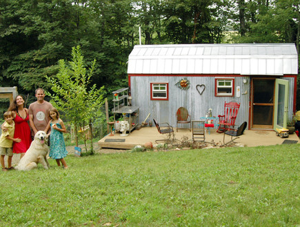 משפחה בבית קטן (צילום: הארי ברזינסה, מתוך האתר TinyHouseFamily.com, צילום מסך)