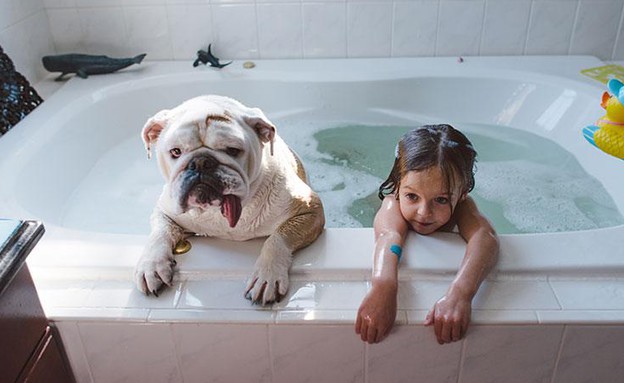 ידידות בין ילדה וכלב (צילום: Rebecca Leimbach)