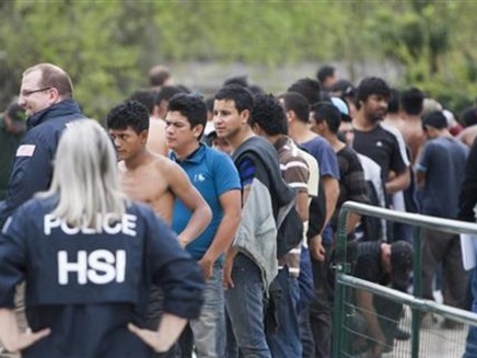 המהגרים שנמצאו בבית (צילום: AP)
