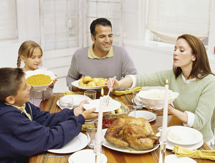משפחה אוכלת ארוחת ערב ביחד (צילום: אימג'בנק / Thinkstock)