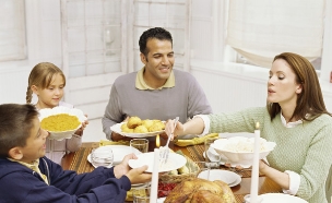 משפחה אוכלת ארוחת ערב ביחד (צילום: אימג'בנק / Thinkstock)