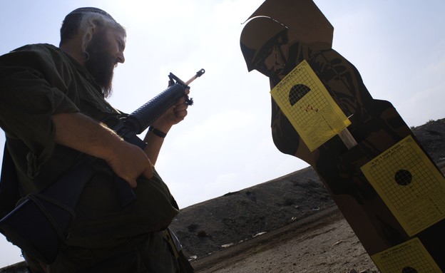 מילואימניק בודק מטרות (צילום: Shaul Schwarz, GettyImages IL)