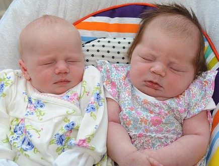 התינוקות של האחיות לידיה ודון (צילום: dailymail.co.uk, צילום מסך)