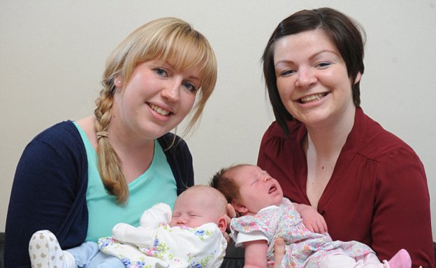 האחיות לידיה ודון והתינוקות (צילום: dailymail.co.uk, צילום מסך)
